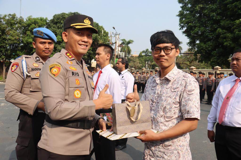 Pria ini Dapat Hadiah Handphone dan Umroh Gratis Karena Aksi Heroiknya